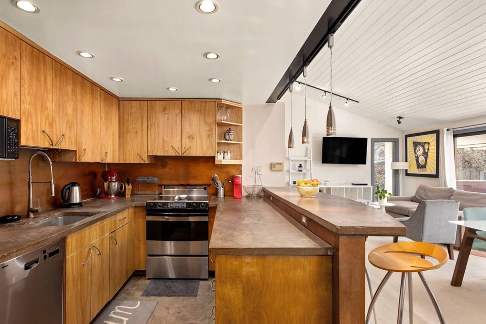 Take advantage of the full kitchen and dine in during your stay or walk a few blocks to the heart of Aspen and enjoy dining out.