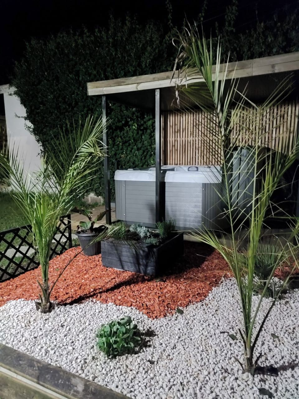 Outdoor spa tub