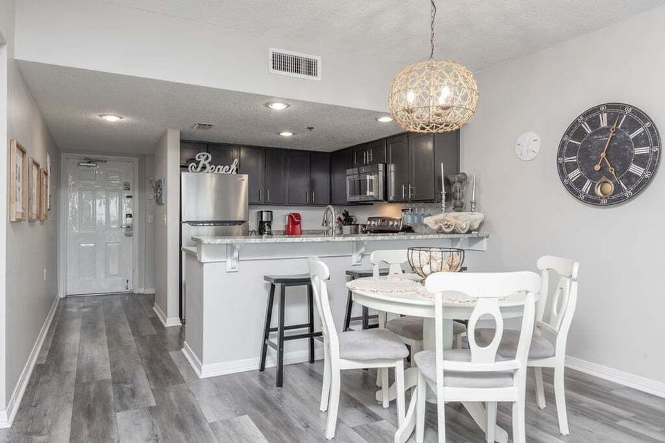 Condo, 2 Bedrooms | Dining