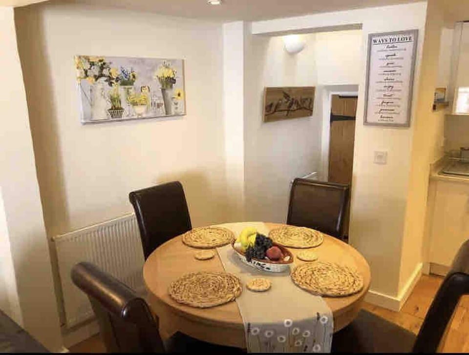Cottage | Dining
