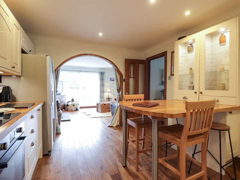 Cottage | Private kitchen | Fridge, dishwasher, electric kettle, toaster