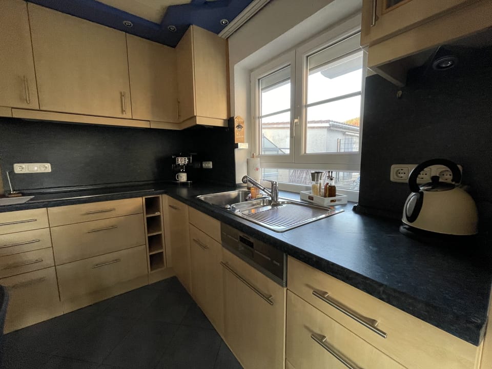 Apartment, Private Bathroom, Garden View | Shared kitchen