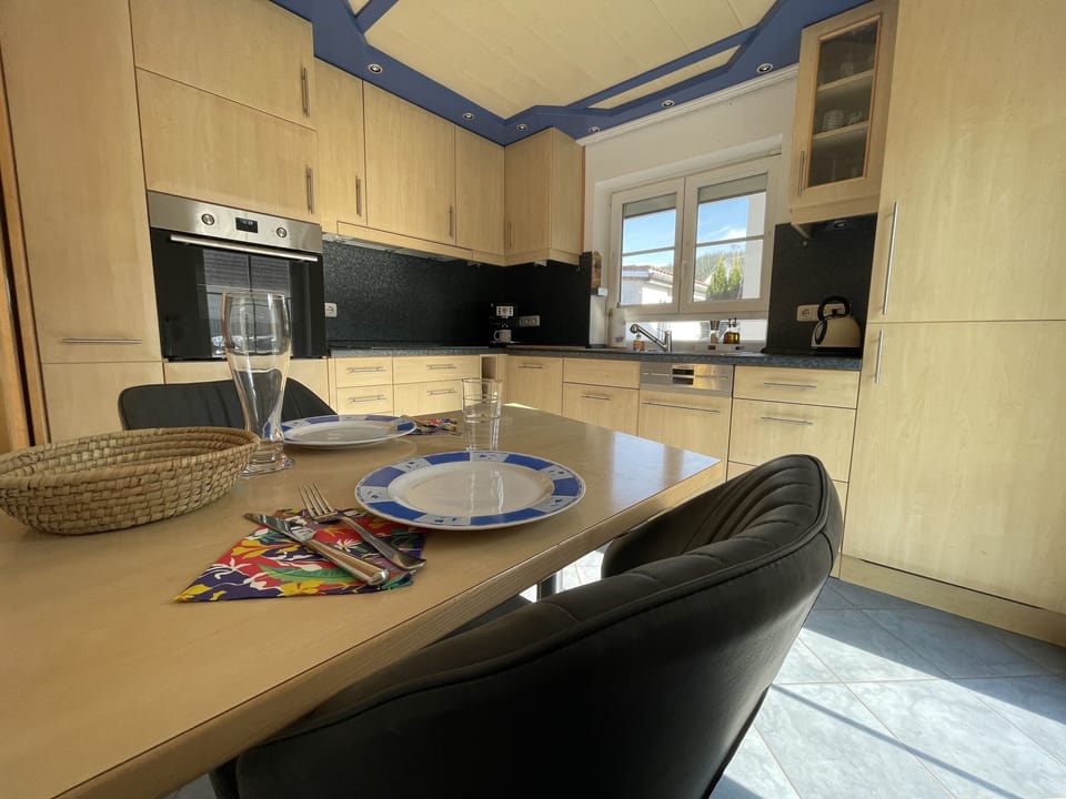 Apartment, Private Bathroom, Garden View | Shared kitchen