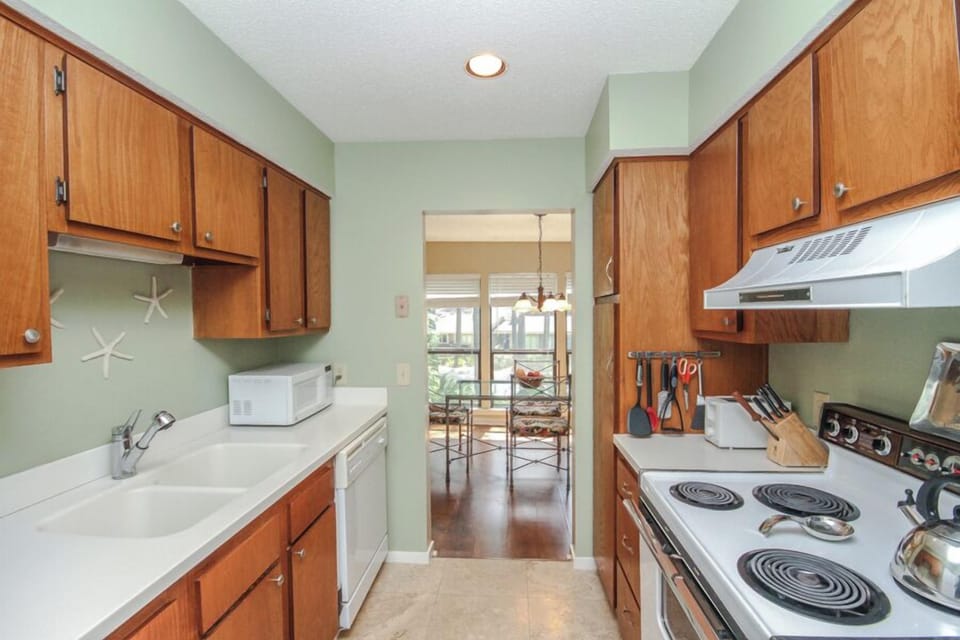 Condo, Multiple Beds, Pool View (2395 - Pet Friendly) | Private kitchen | Fridge, microwave, oven, stovetop