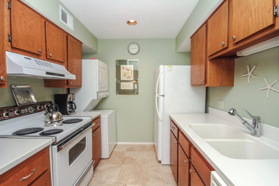 Condo, Multiple Beds, Pool View (2395 - Pet Friendly) | Private kitchen | Fridge, microwave, oven, stovetop