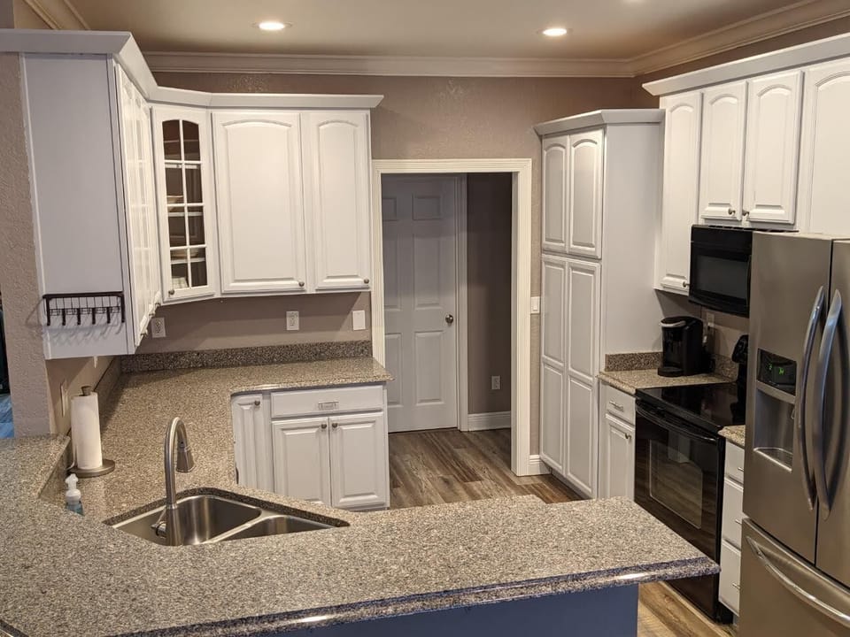 Beautiful, fully stocked kitchen