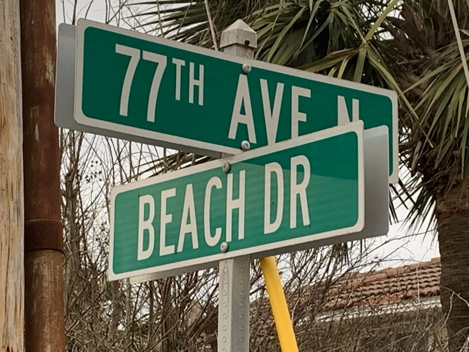 Great location, easy beach access, great restaurants and shoppes closeby! 