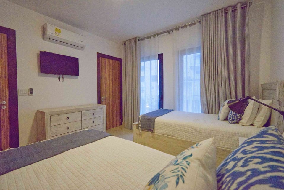 Tastefully decorated apartment with centric location near shops and restaurants (2077)