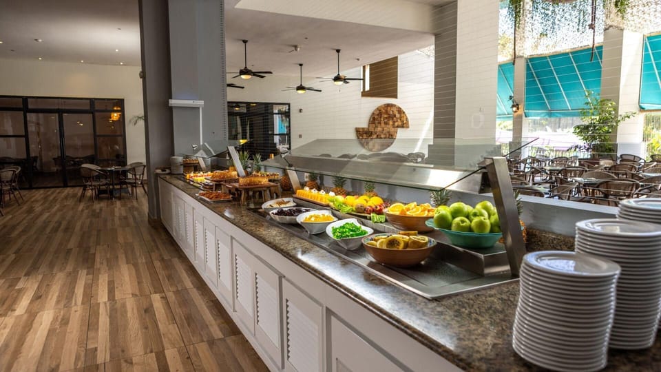 4 restaurants; breakfast, lunch, dinner, and brunch served