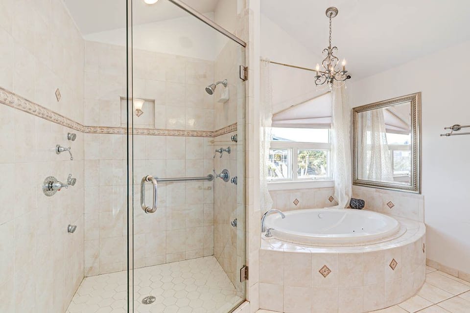 Mid-Level King Master Bathroom