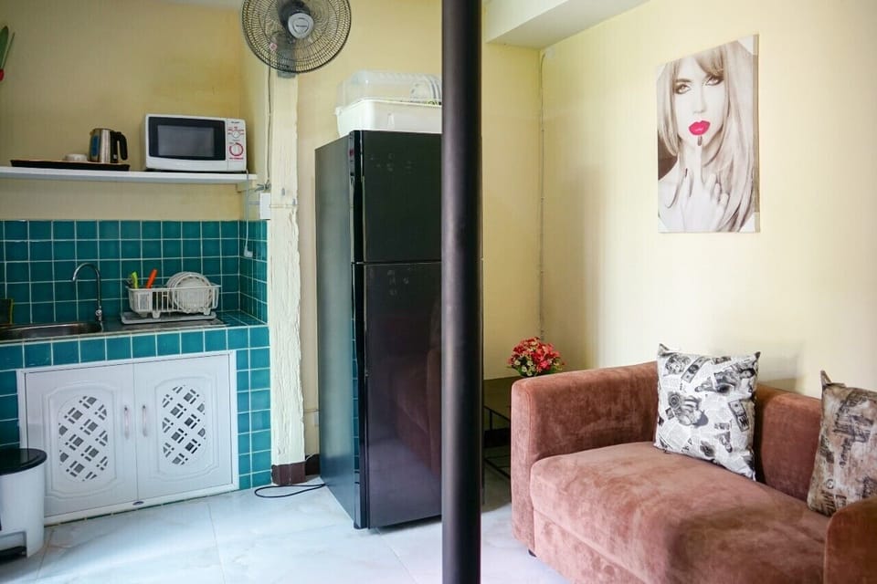 House | Private kitchenette | Fridge, microwave, electric kettle, cookware/dishes/utensils