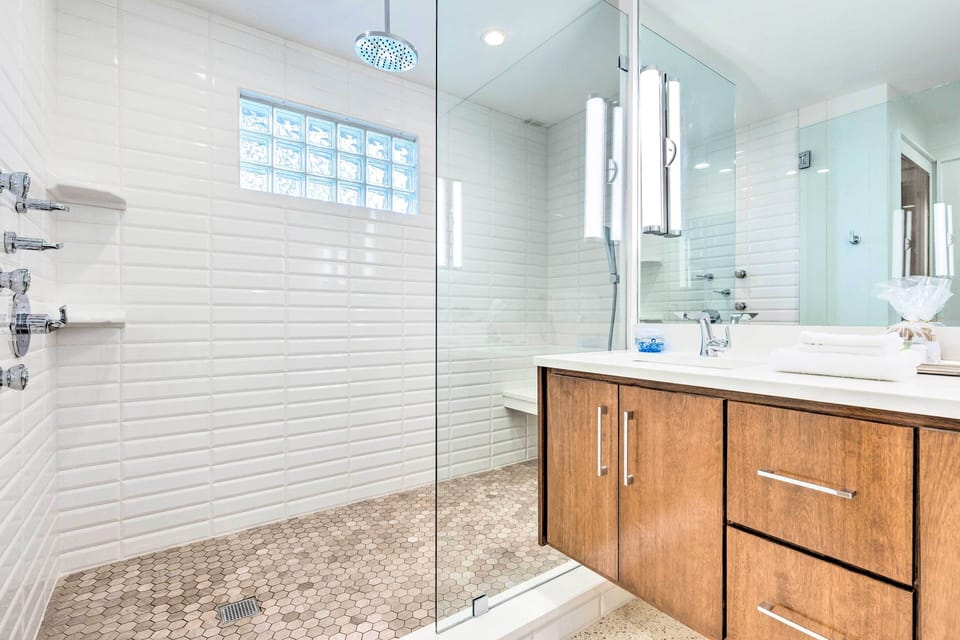 En-Suite Bathroom | Complimentary Toiletries | Hair Dryer