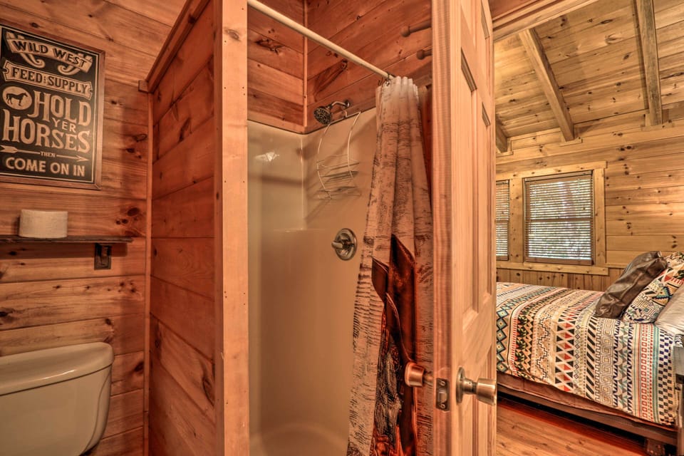 Full Bathroom | Towels Provided