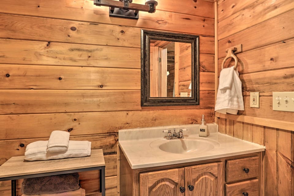Full Bathroom | Towels Provided