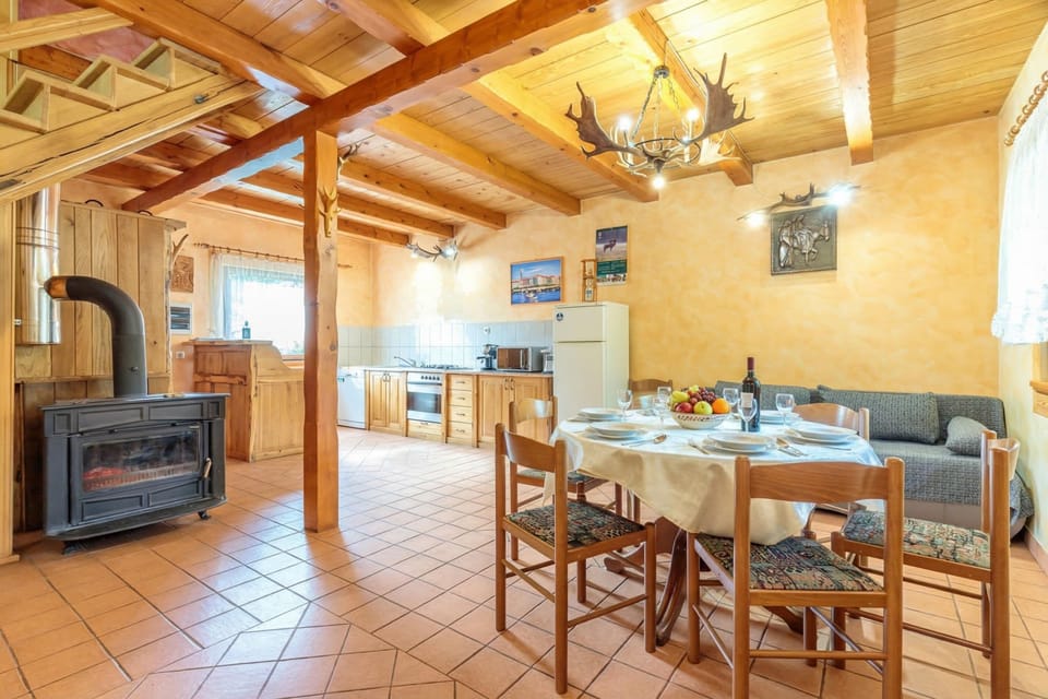 Family House, 2 Bedrooms, Balcony, Mountainside (Chalet With Private Whirlpool And) | Dining