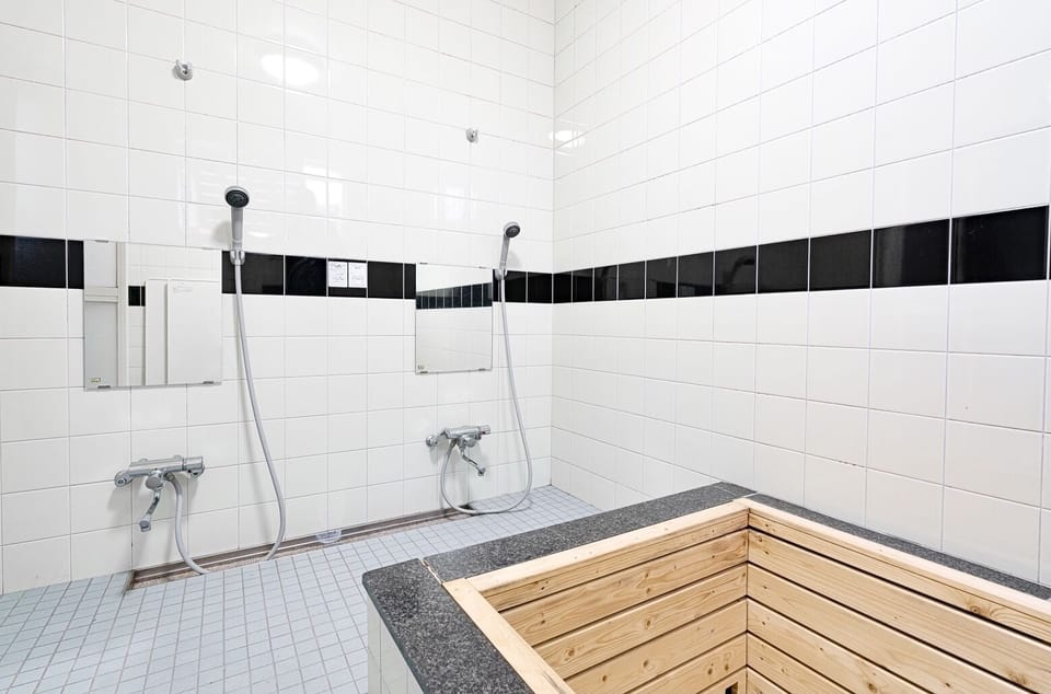 Comfort Chalet, 6 Bedrooms, Non Smoking, Kitchen | Bathroom shower