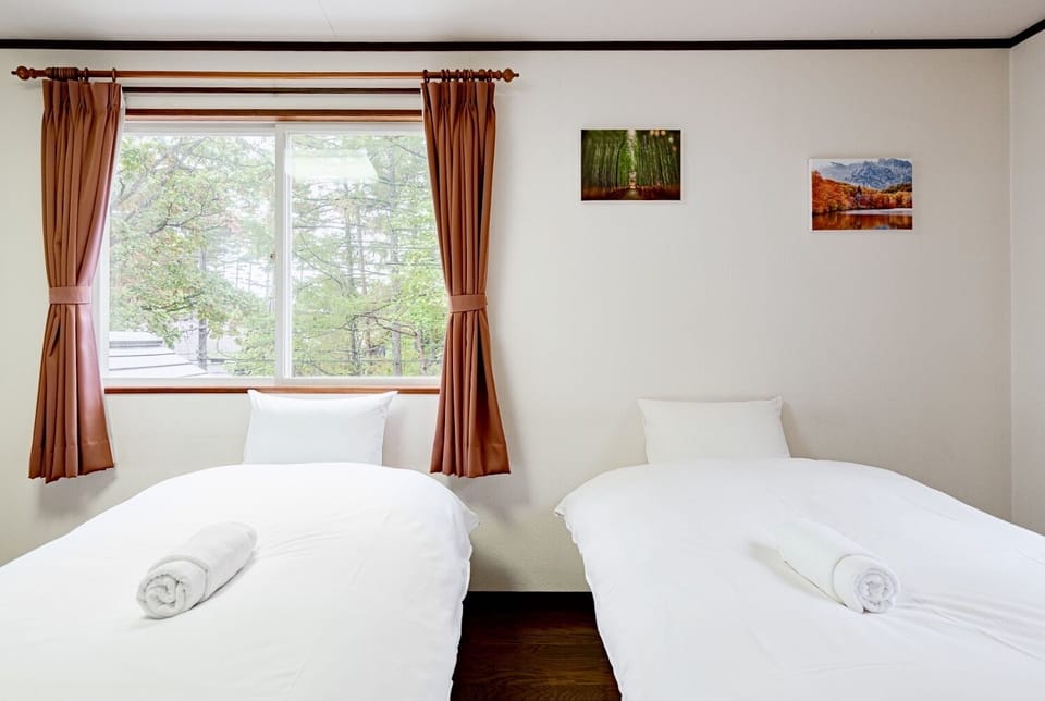 Comfort Chalet, 6 Bedrooms, Non Smoking, Kitchen | 6 bedrooms, pillowtop beds, free WiFi, bed sheets
