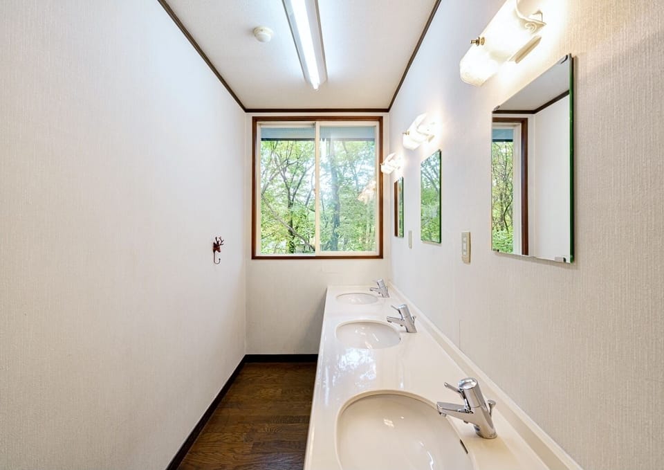 Comfort Chalet, 6 Bedrooms, Non Smoking, Kitchen | Bathroom sink