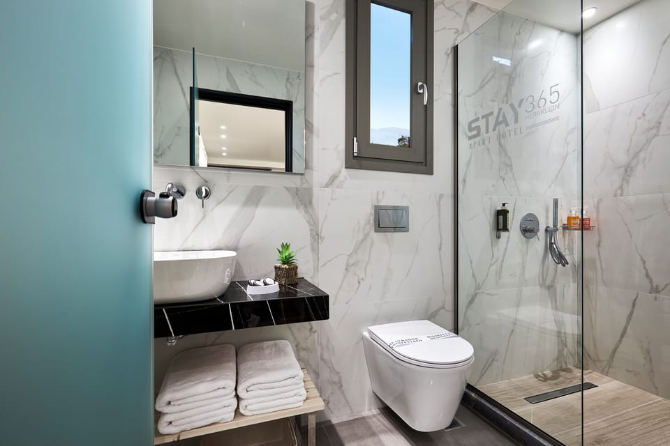 Junior Suite, Garden View | Bathroom | Shower, rainfall showerhead, designer toiletries, hair dryer