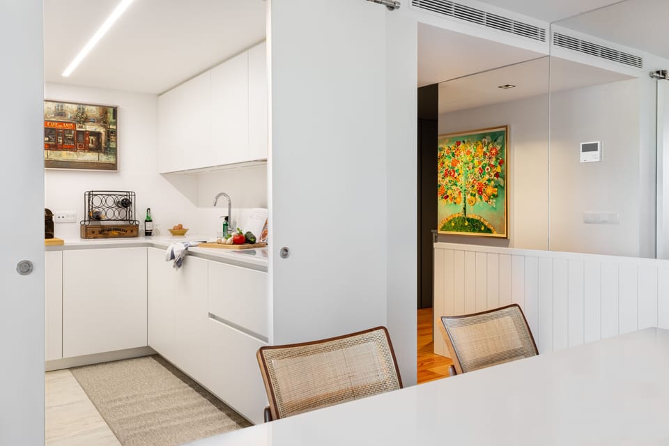 Fully equipped Kitchen, brand new appliances and kitchenware, Nespresso machine