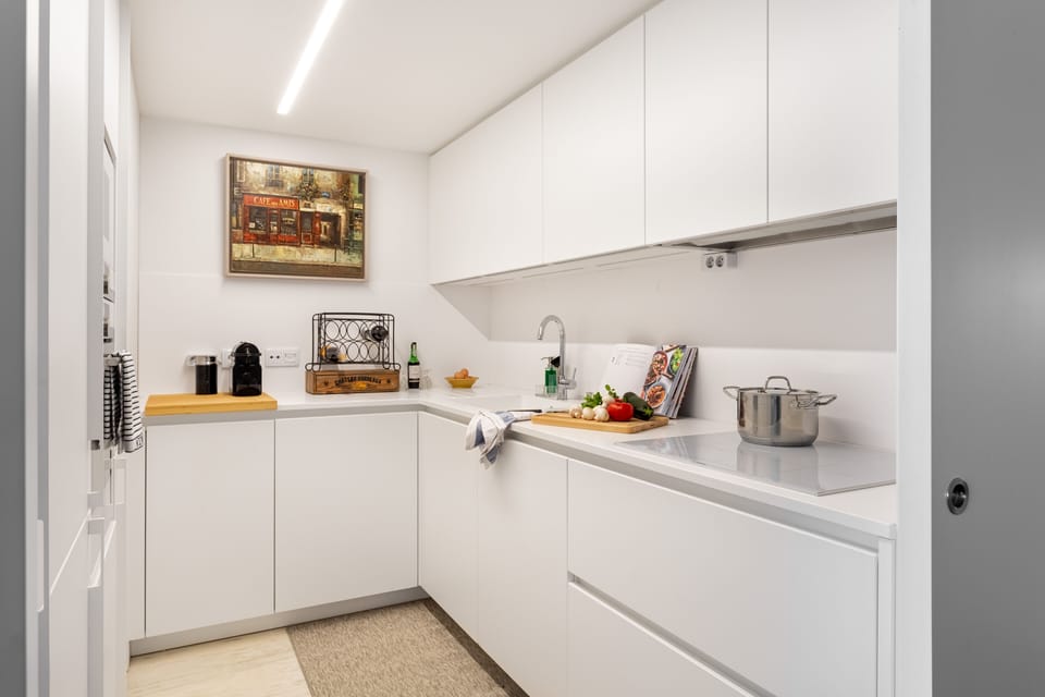 Fully equipped Kitchen, brand new appliances and kitchenware, Nespresso machine