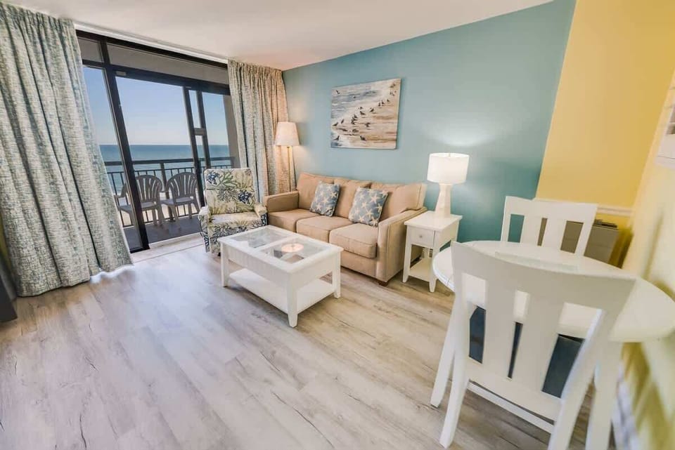 Living Room with Stunning Views☀️