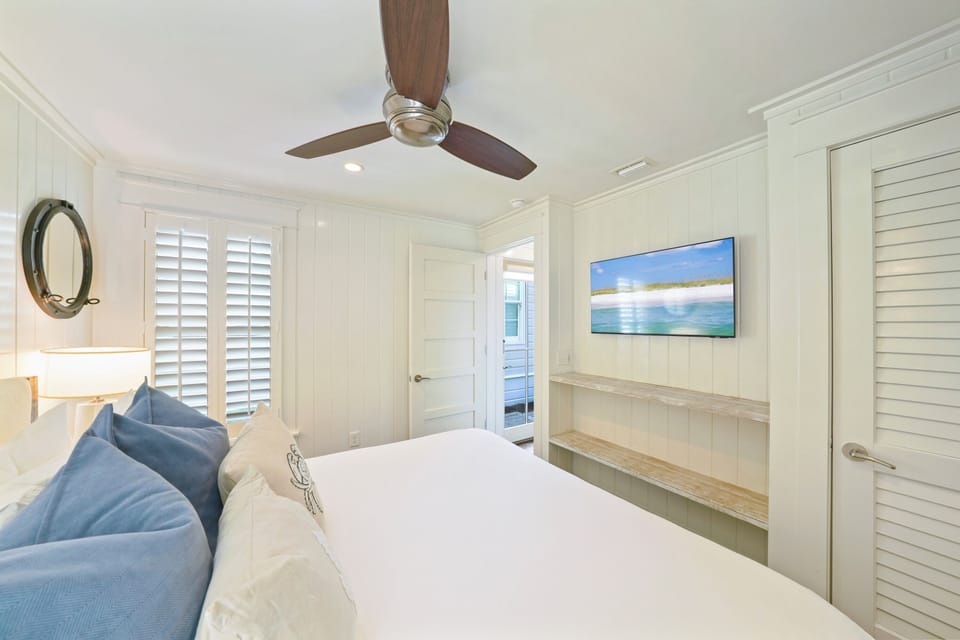 ALTERNATE VIEW OF KING BEDROOM