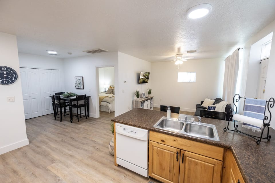 kitchen w/dishwasher