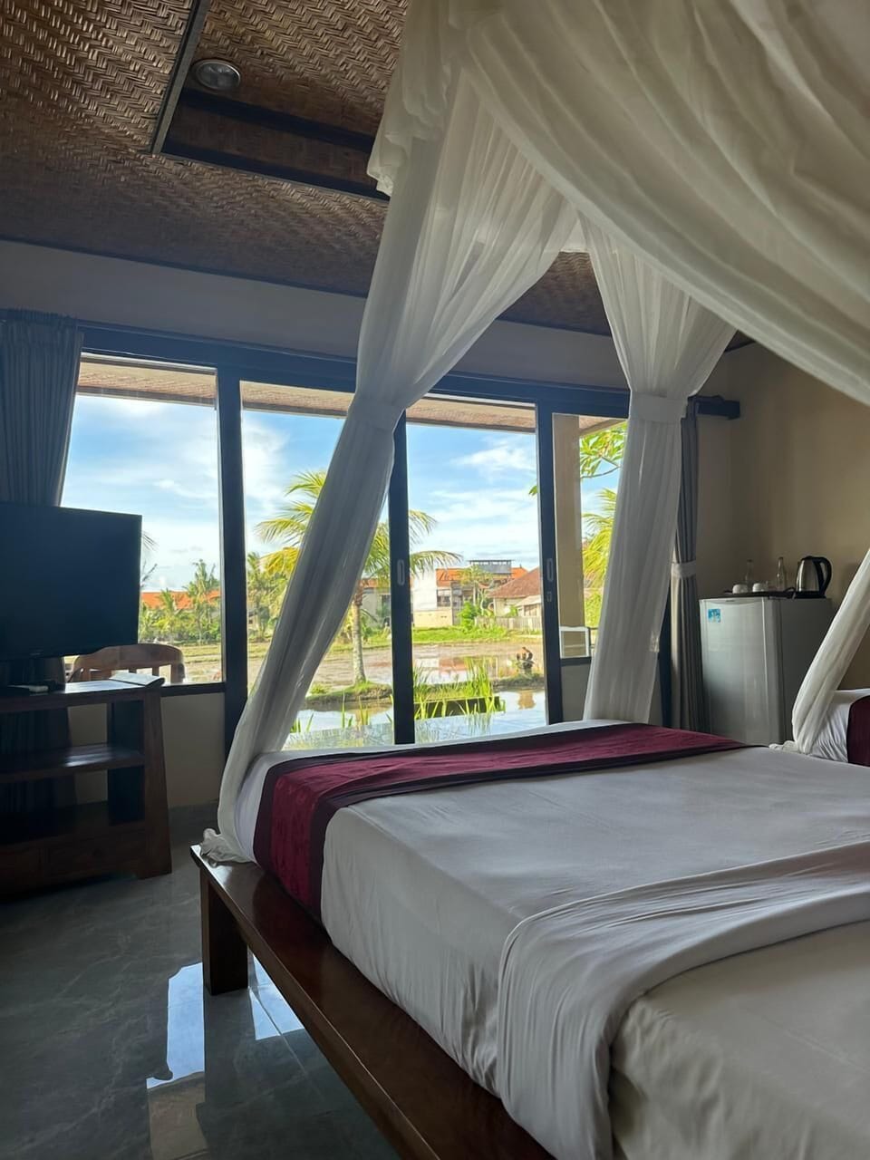 Deluxe Twin Room | Minibar, in-room safe, desk, iron/ironing board