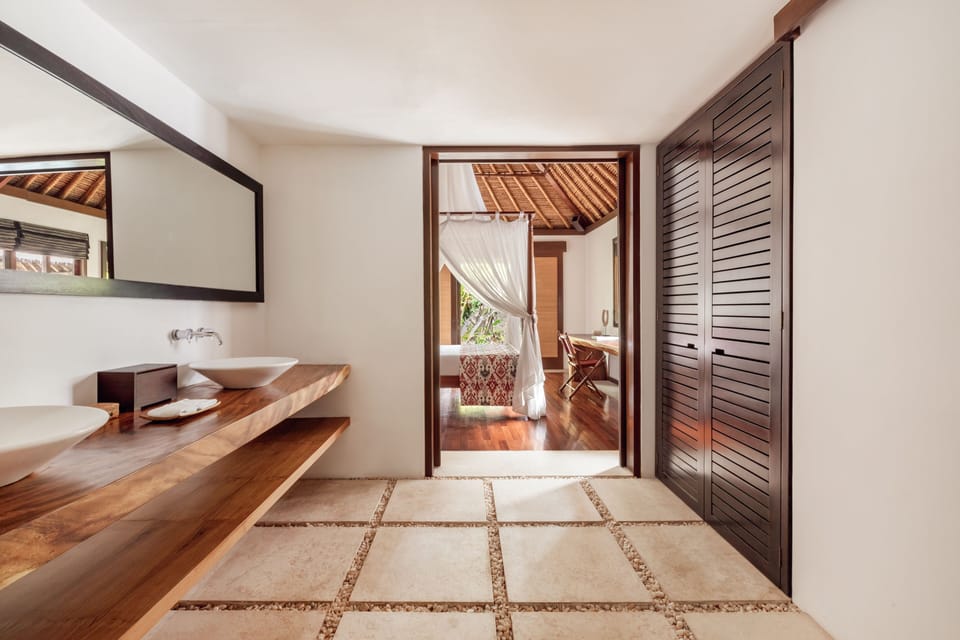 Separate tub and shower, deep soaking tub, rainfall showerhead