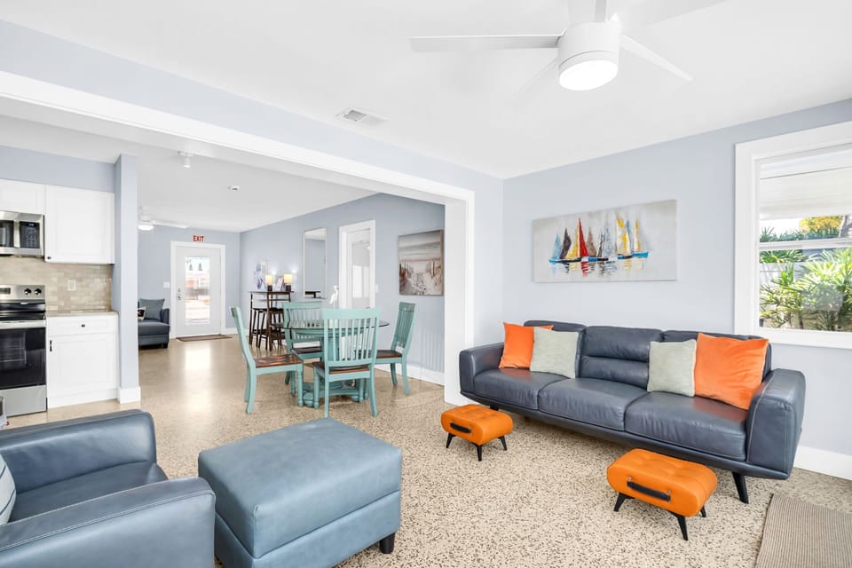 🌟 Sunlit Florida Room – 10-ft sliders open to a breezy, airy haven for coffee, gatherings & laughter.