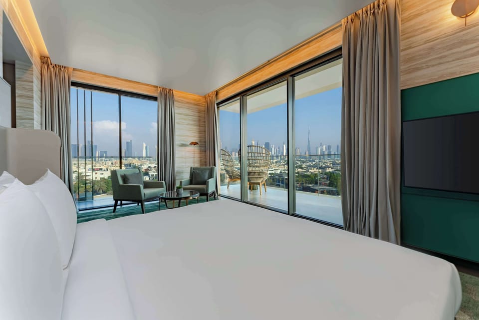Executive Suite with 20% off Food & Soft Beverage | Premium bedding, pillowtop beds, minibar, in-room safe