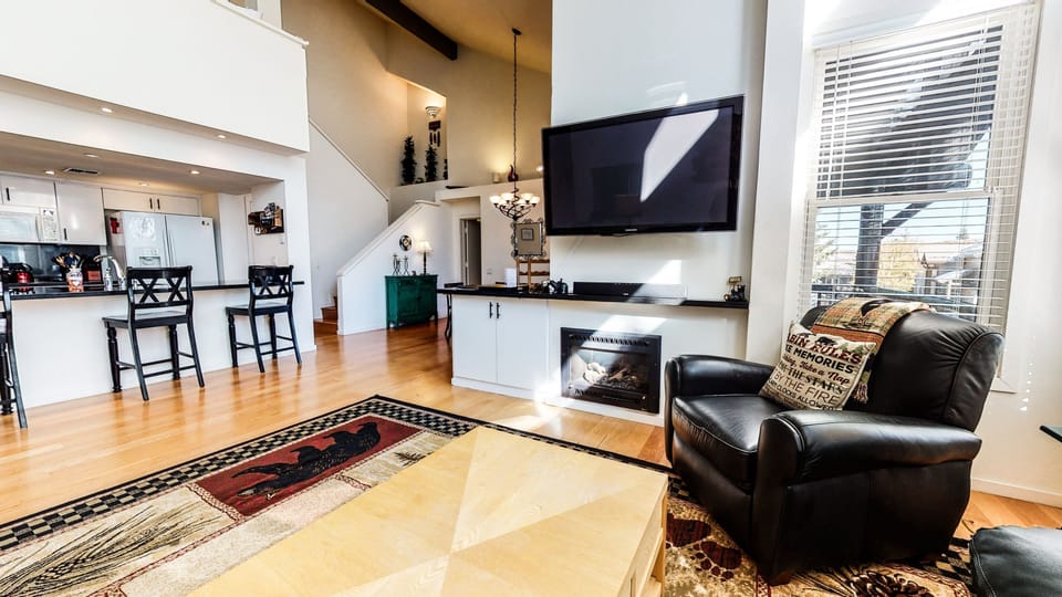 Flooring, Floor, Indoors, Furniture, Living Room