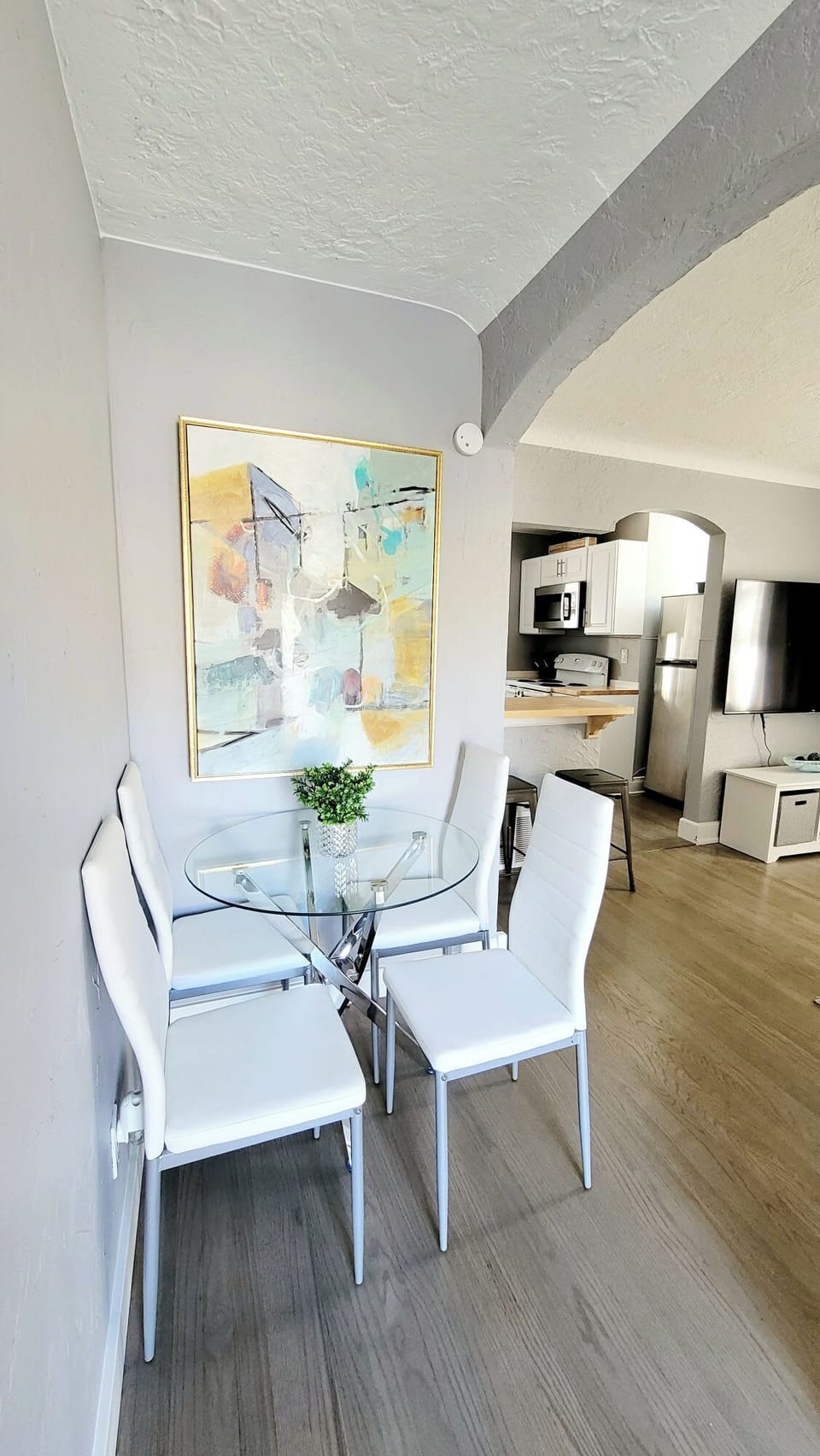 Breakfast bar serves 4, upstairs kitchen dinette seats 4, and downstairs kitchen dinette serves 4.  Total of 12 seats.  