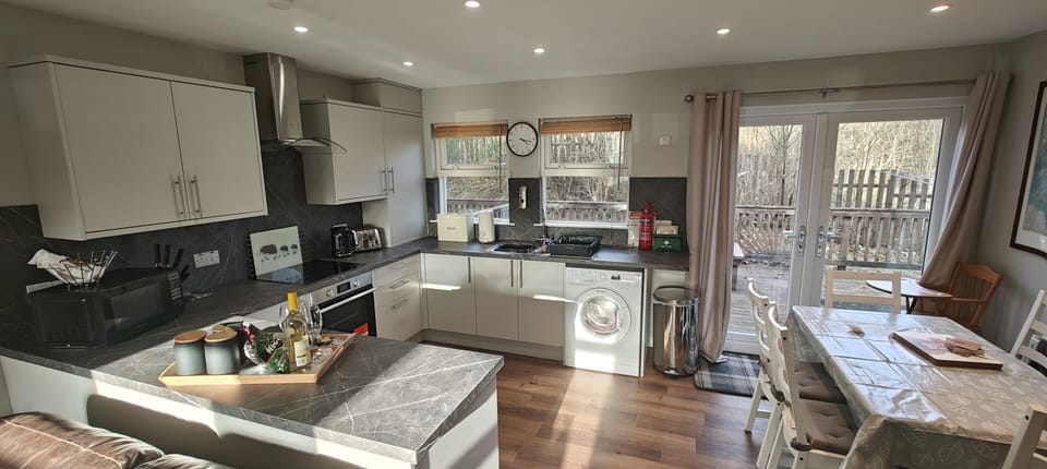 Luxury Cottage, Private Bathroom, Mountain View (Ben Lomond Cottage) | Shared kitchen | Highchair