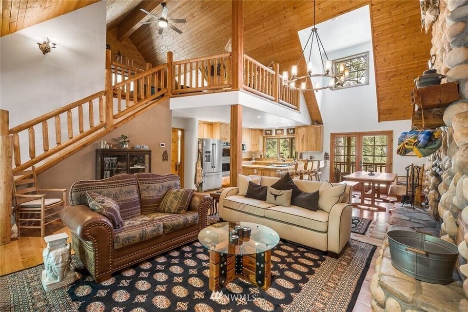 Spacious Living Room 