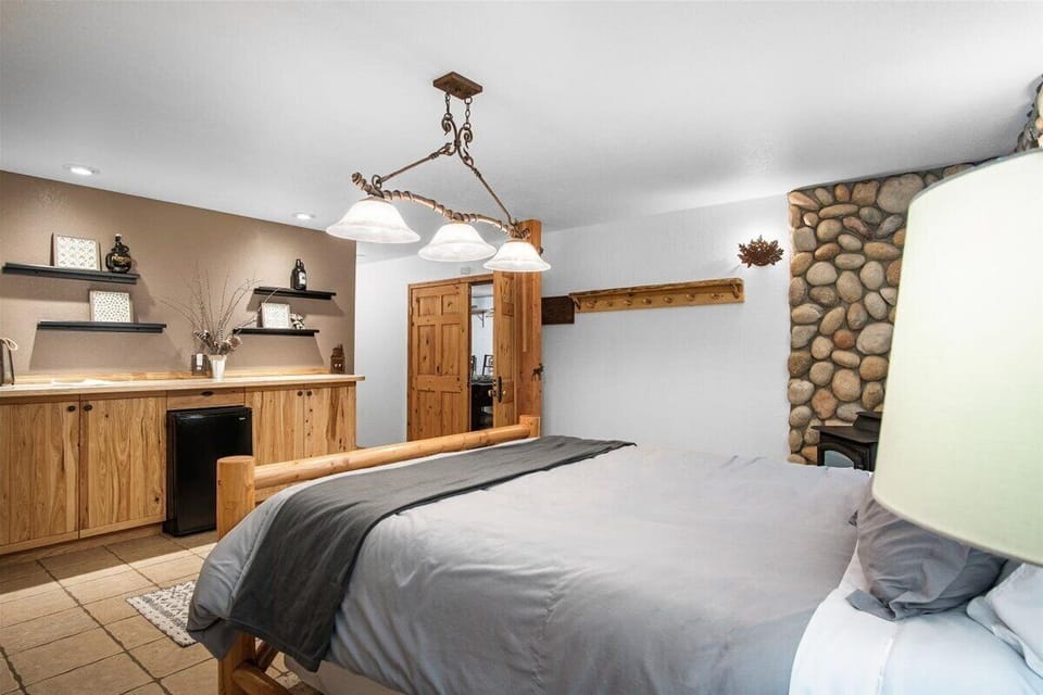 lower level bedroom, plenty of space 