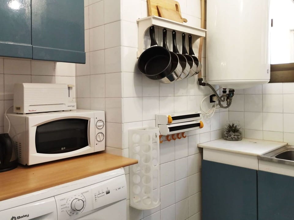 Cabinetry, Property, Kitchen, Kitchen Stove, Interior Design, Home Appliance, Kitchen Appliance, Major Appliance, Flooring, Countertop