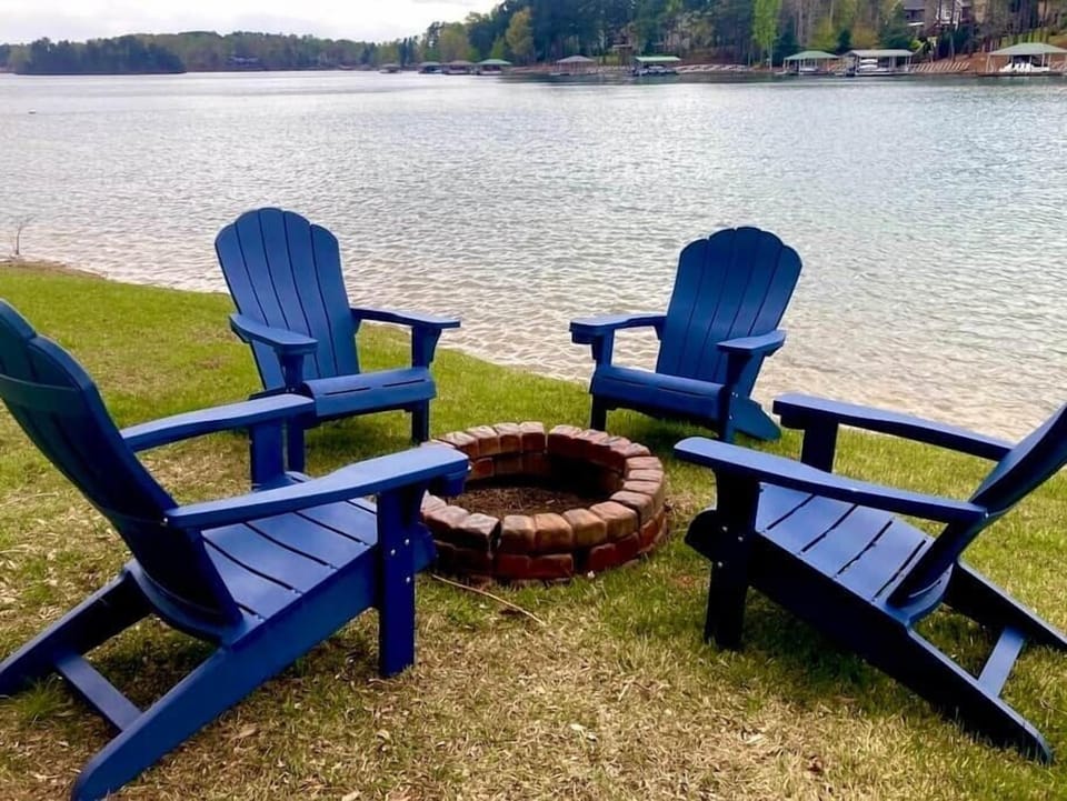 Cozy up to the lake side fire with some S’mores under the dark night starry sky.