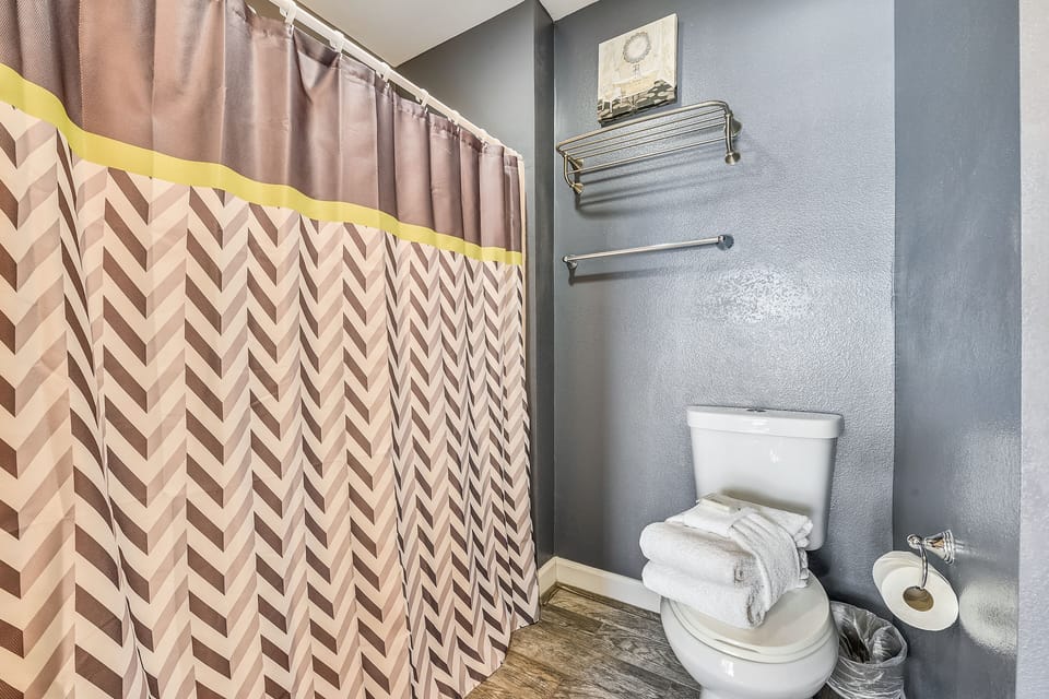 Primary Bathroom with Tub/Shower Combo