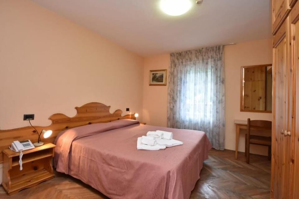 Double Room | In-room safe, desk, cribs (free), WiFi (free)