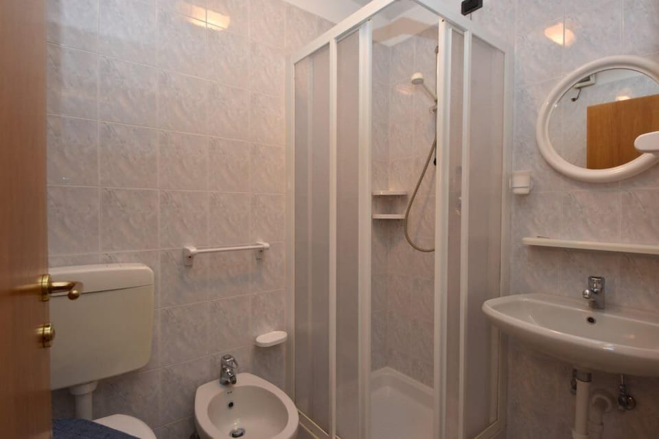 Standard Single Room | Bathroom | Shower, hair dryer, bidet, towels