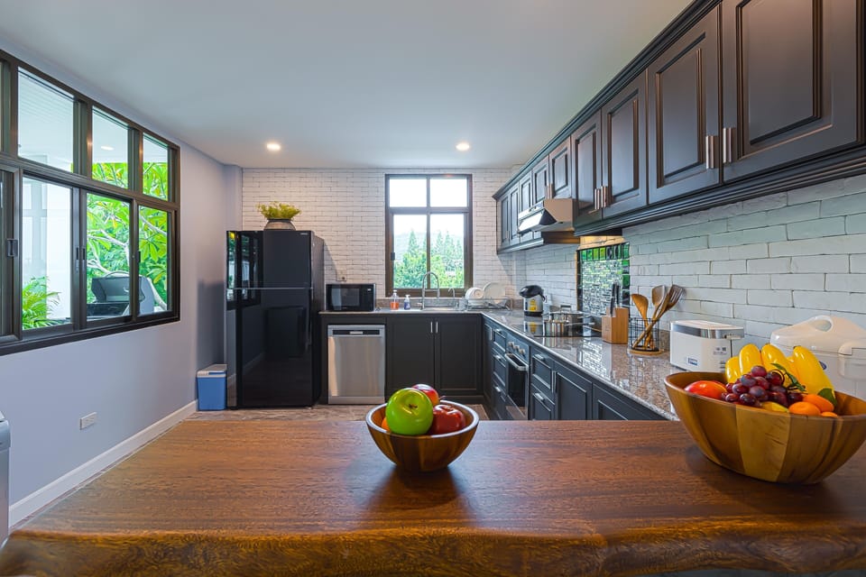 Family Villa | Private kitchen | Full-size fridge, microwave, oven, stovetop
