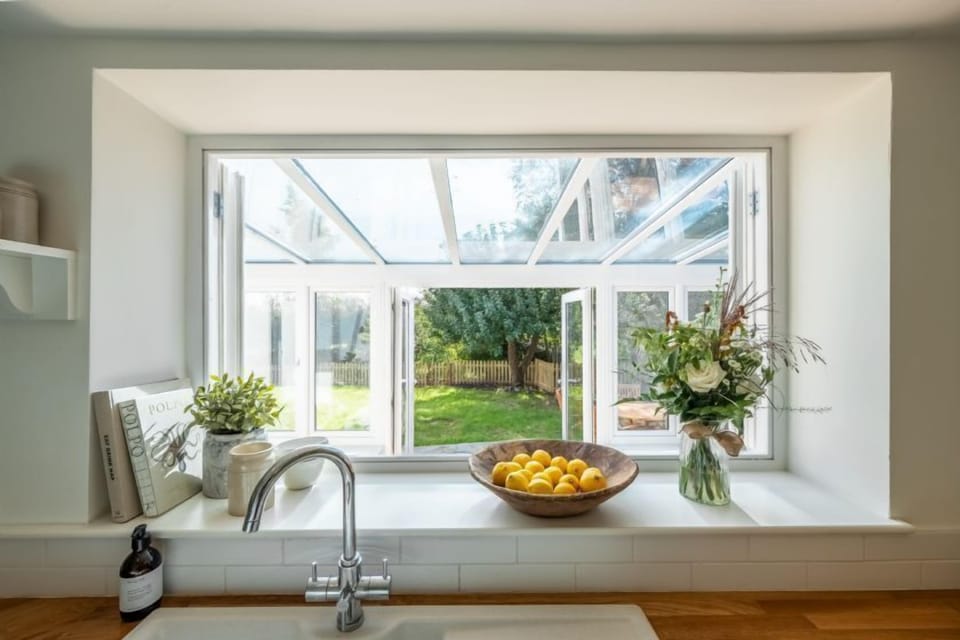Ground floor: ... and a view to the garden