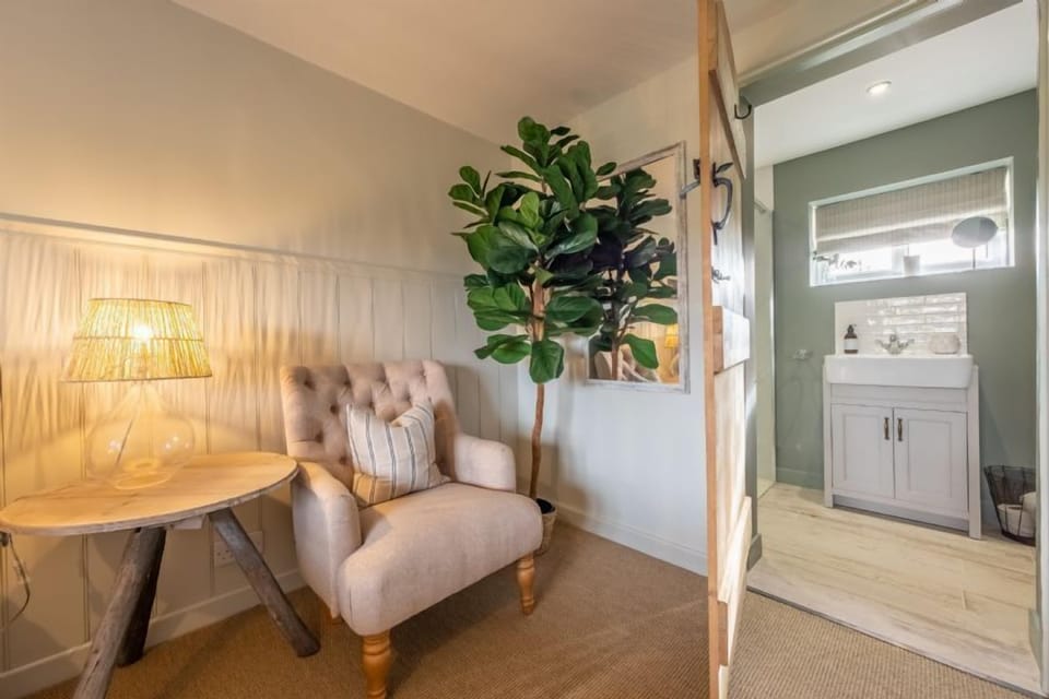 Ground floor: Master bedroom to the en-suite shower room
