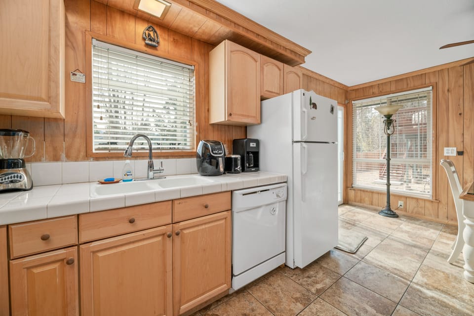 Kitchen. - Adorable kitchen with newer appliances.