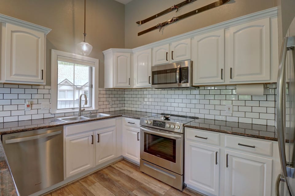 Condo, 2 Bedrooms | Private kitchen | Fridge, oven, stovetop, coffee/tea maker