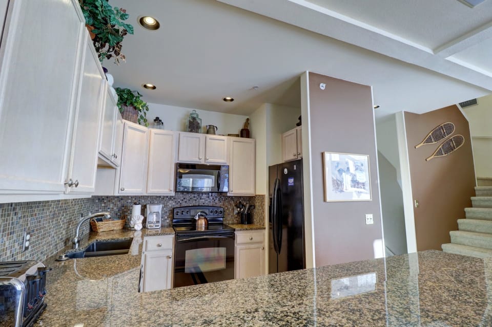 Townhome, 4 Bedrooms | Private kitchen | Fridge, oven, coffee/tea maker, toaster