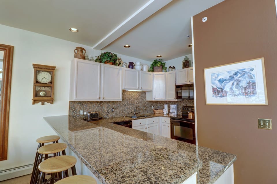 Townhome, 4 Bedrooms | Private kitchen | Fridge, oven, coffee/tea maker, toaster