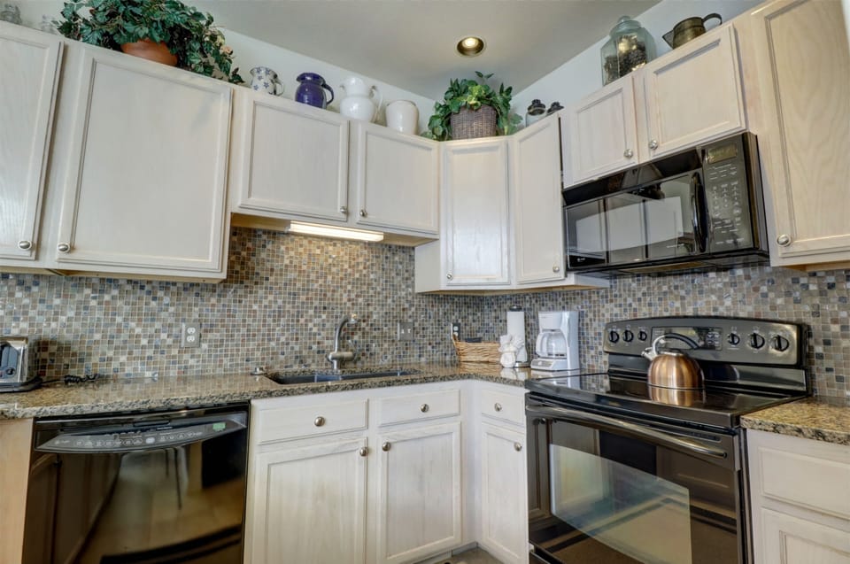 Townhome, 4 Bedrooms | Private kitchen | Fridge, oven, coffee/tea maker, toaster